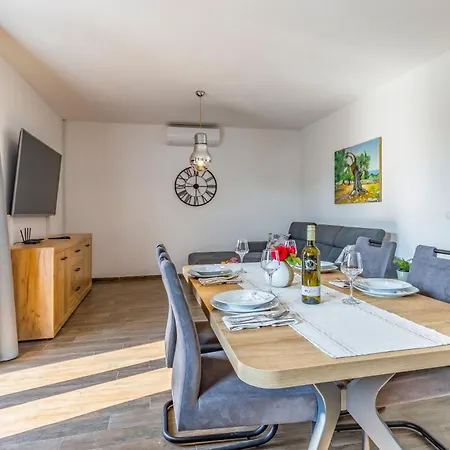 House Giuliano - Two Bedroom House Pula