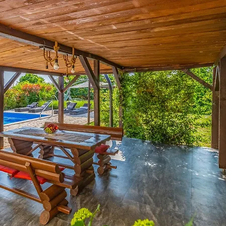 House Giuliano - Two Bedroom House プーラ