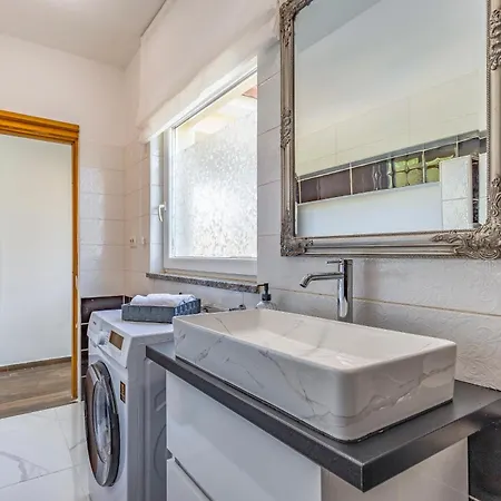 House Giuliano - Two Bedroom House プーラ